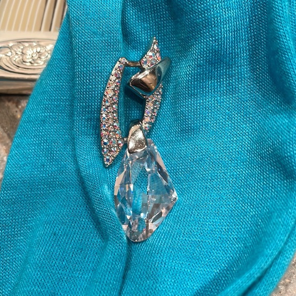 Beautiful Swarovski necklace with bale. Silver toned and super sparkly 💫 - Picture 3 of 4